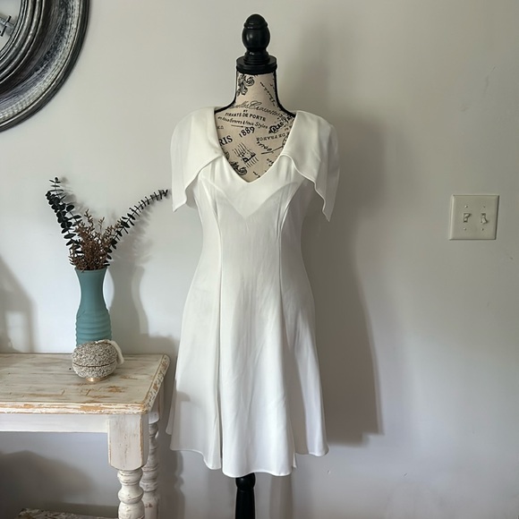 Danny & Nicole Dresses & Skirts - NWT Danny & Nicole White Cape Flutter Sleeve Dress Women's size 6